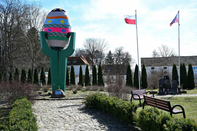 Pomnik Ziemniaka w wielkanocnej odsłonie