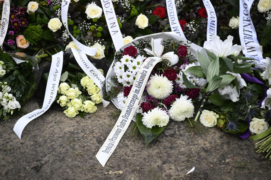 Wieńce na pogrzebie Edwarda Linde-Lubaszenki. Żałobnicy pożegnali artystę pięknymi kwiatami
