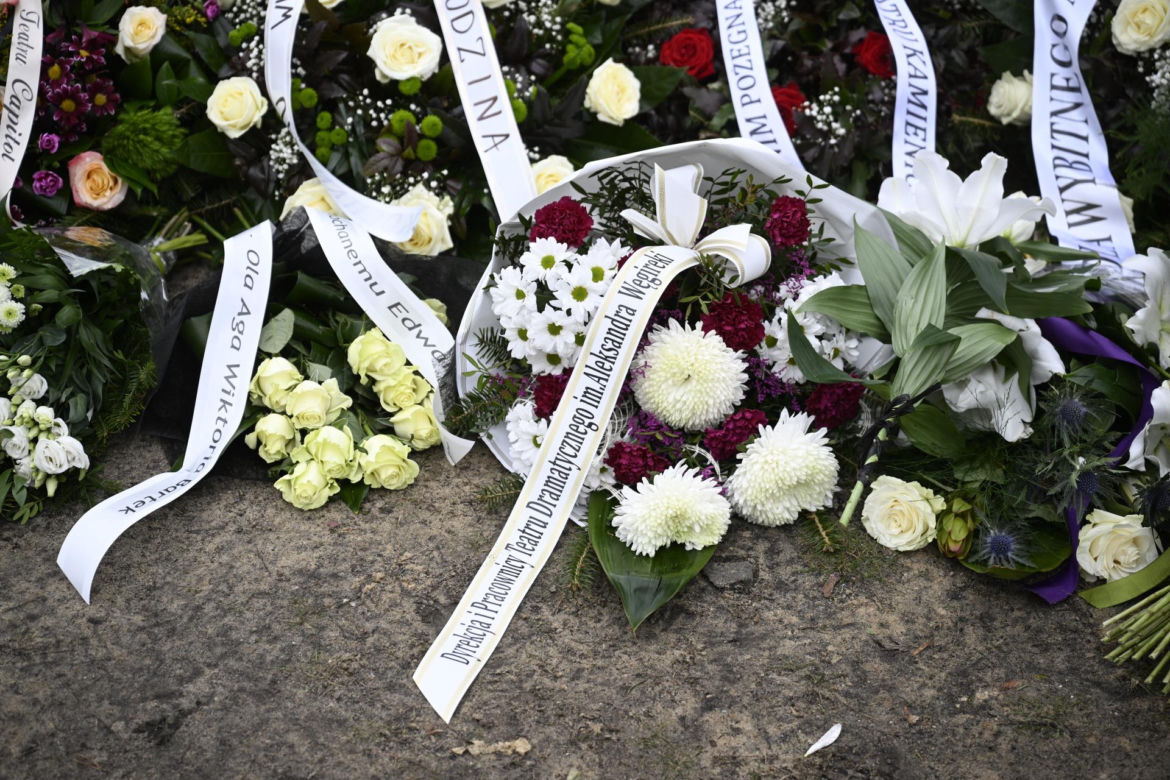 Wieńce na pogrzebie Edwarda Linde-Lubaszenki. Żałobnicy pożegnali artystę pięknymi kwiatami