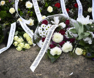 Wieńce na pogrzebie Edwarda Linde-Lubaszenki. Żałobnicy pożegnali artystę pięknymi kwiatami