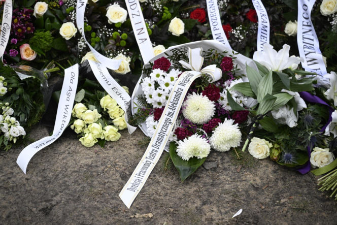 Wieńce na pogrzebie Edwarda Linde-Lubaszenki. Żałobnicy pożegnali artystę pięknymi kwiatami