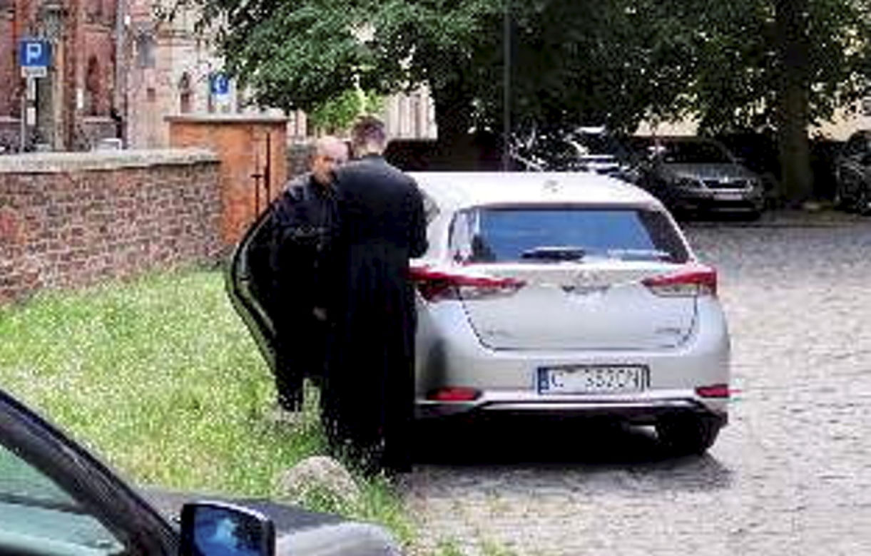 Ojciec Rydzyk pod toruńską katedrą