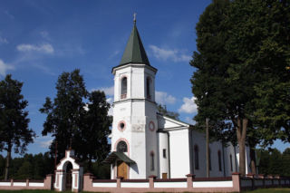 Ta mała podlaska wieś skrywa niezwykłą historię. Główną atrakcję, która kiedyś była cerkwią!