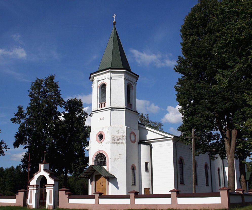 Ta mała podlaska wieś skrywa niezwykłą historię. Główną atrakcję, która kiedyś była cerkwią!