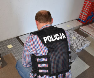 Udany nalot na kaliskie targowisko! Policja ujawniła lewe papierosy i tytoń! [ZDJĘCIA]