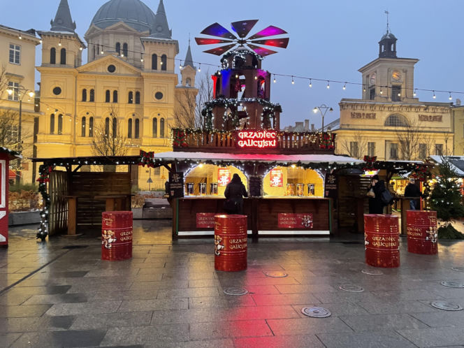 Pokémony, różowe gofry i zaskakujące różnice w cenach. Porównaliśmy łódzkie jarmarki