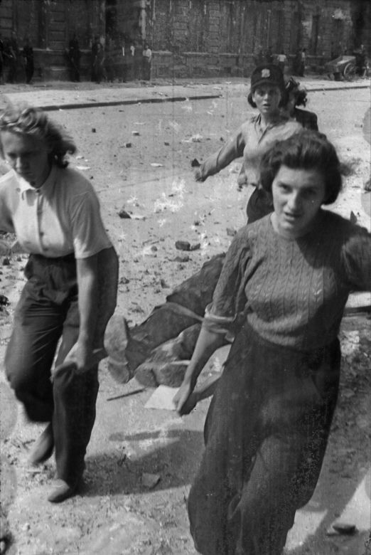 Powstanie Warszawskie. Na początku była euforia. Widać to na zdjęciach Lokajskiego