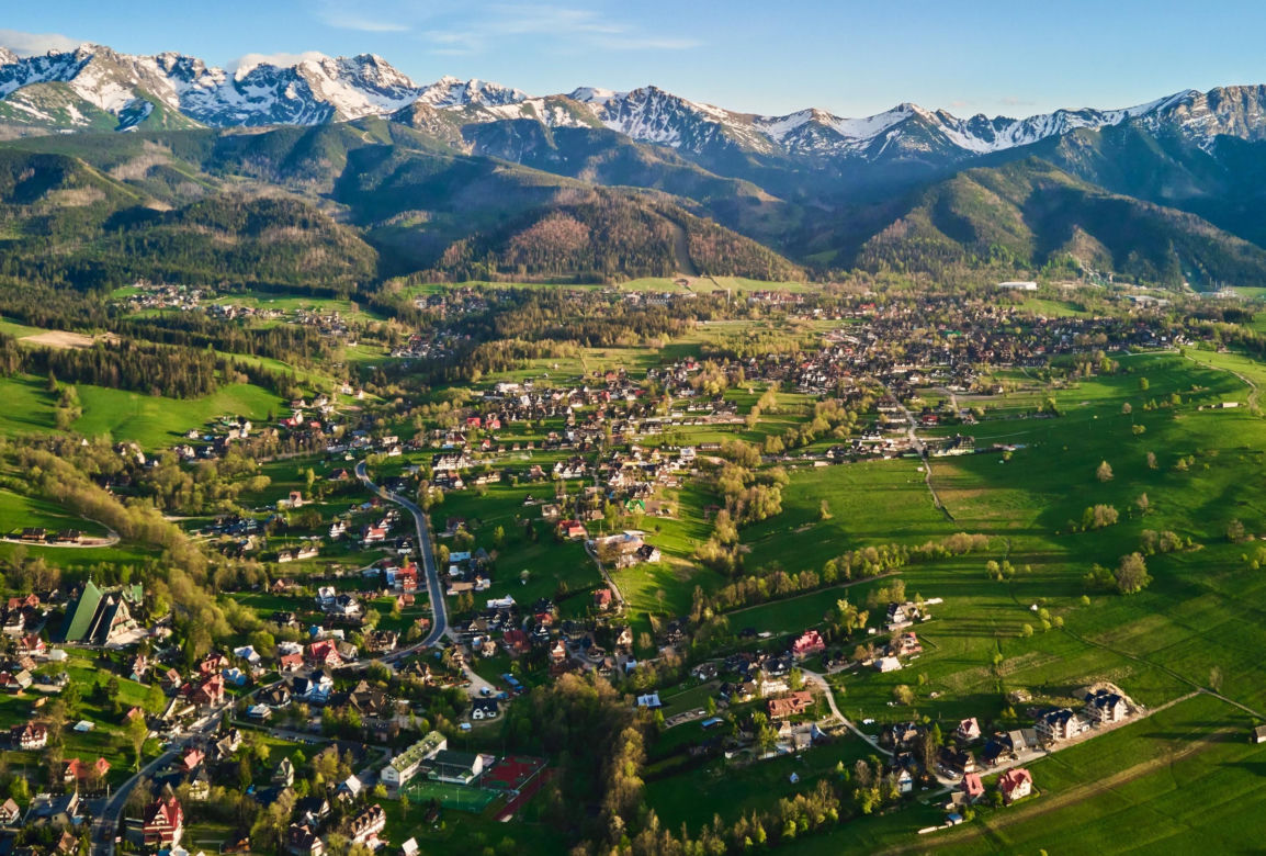 Zakopane – stolica polskich Tatr z Krupówkami, Gubałówką, Kasprowym Wierchem i dostępem do najpiękniejszych górskich szlaków.
