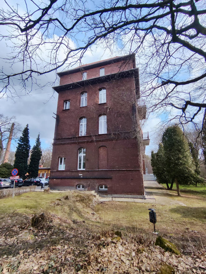 To miasto ma jeden z najstarszych rynków na Śląsku. Zachwyca zabytkowymi kamienicami i ratuszem