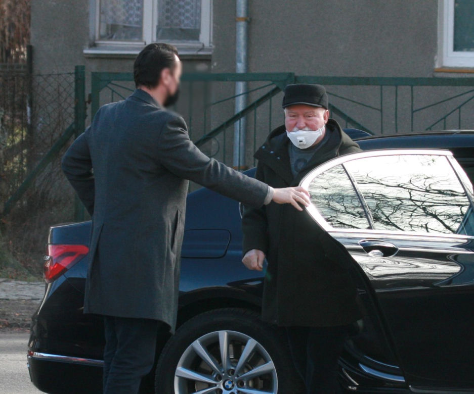 Lech Wałęsa w drodze na mszę