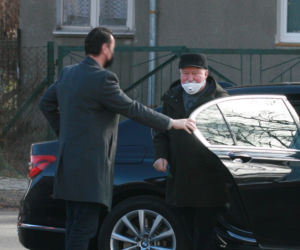Lech Wałęsa w drodze na mszę