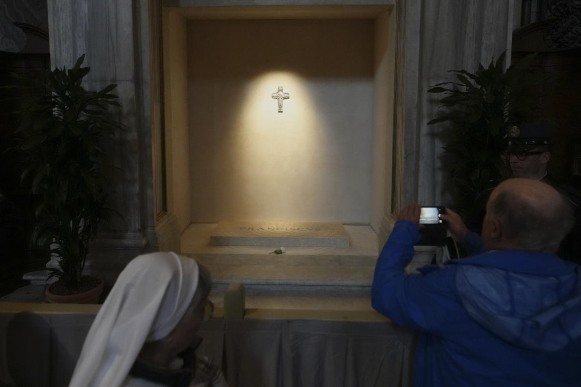 Wierni odwiedzają grób papieża Franciszka