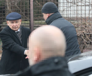 Jarosław Kaczyński jak co niedziela pojechał na mszę do kościoła św. Benona