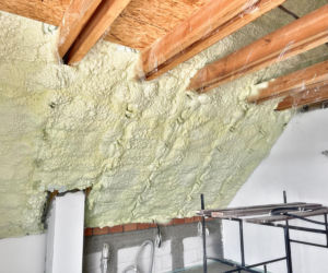 Czy warto ocieplać dach pianą PUR? Ile to kosztuje w 2026 roku?
