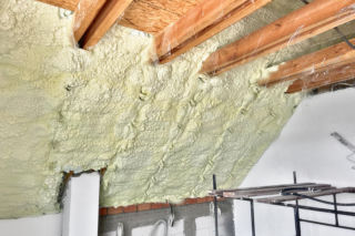 Ocieplenie dachu pianką PUR – czy warto, ile kosztuje, jakie są wady i zalety takiej izolacji?