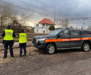 Niemiecki wandal na polskiej kolei. Zdemolował nastawnię i samochód pracownika