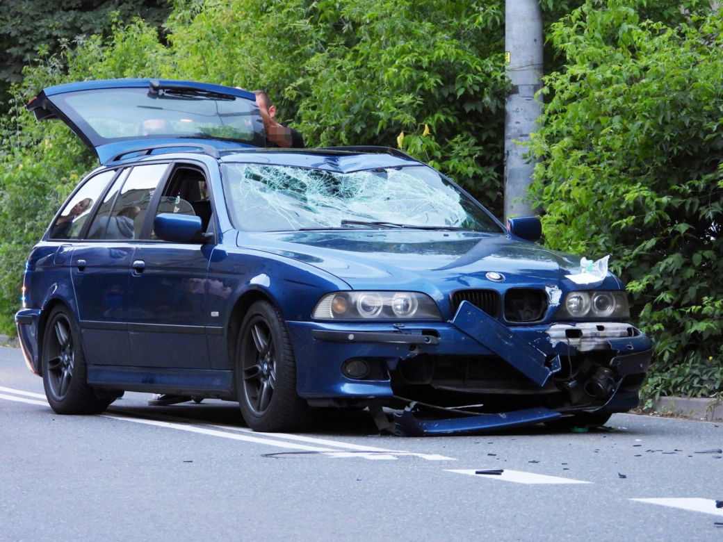 Pruszków. Przed szpitalem wpadł hulajnogą pod BMW. 21-latek w stanie krytycznym