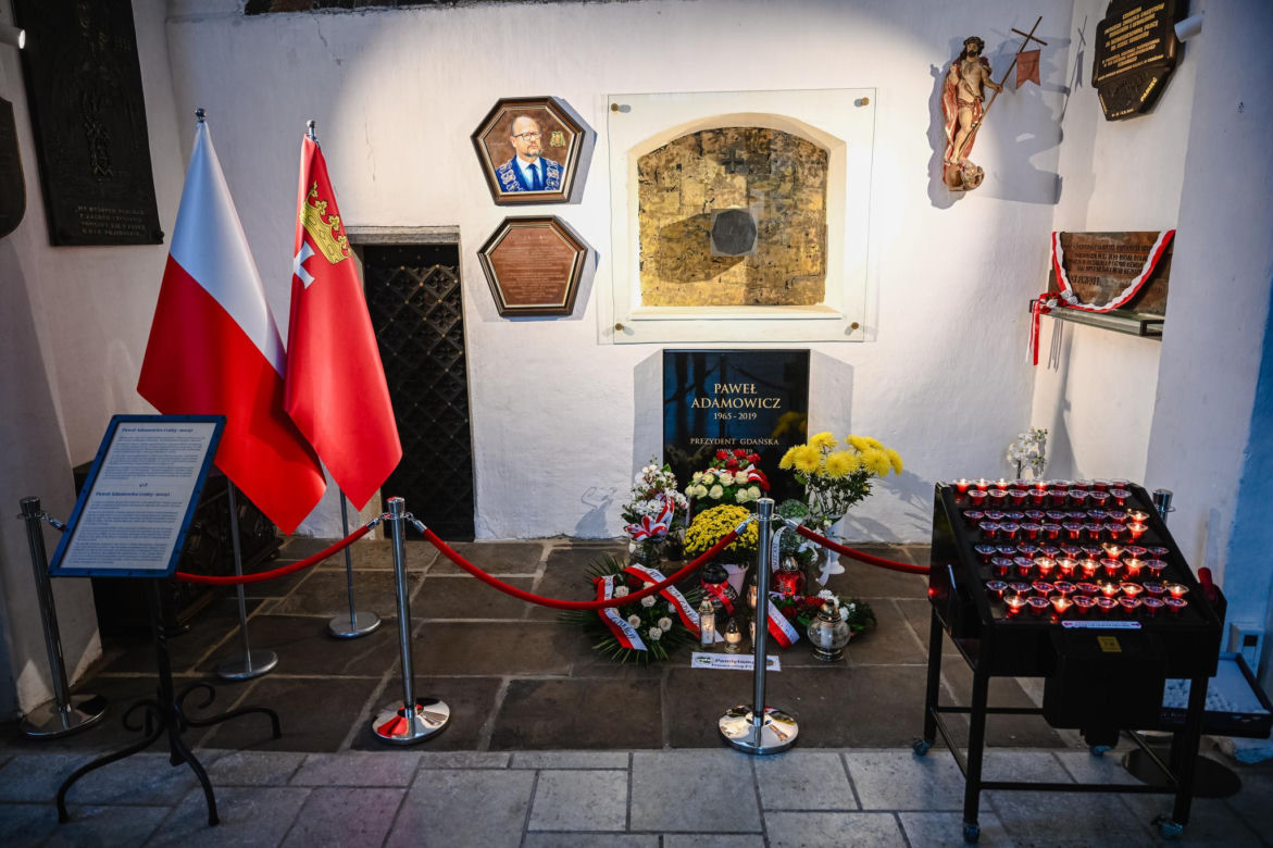Przejmujący widok przy grobie Pawła Adamowicza. Zdjęcia z bazyliki Mariackiej
