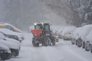 Warmińsko-mazurskie zasypane śniegiem. Odśnieżanie trwa, są miejsca bez dojazdu