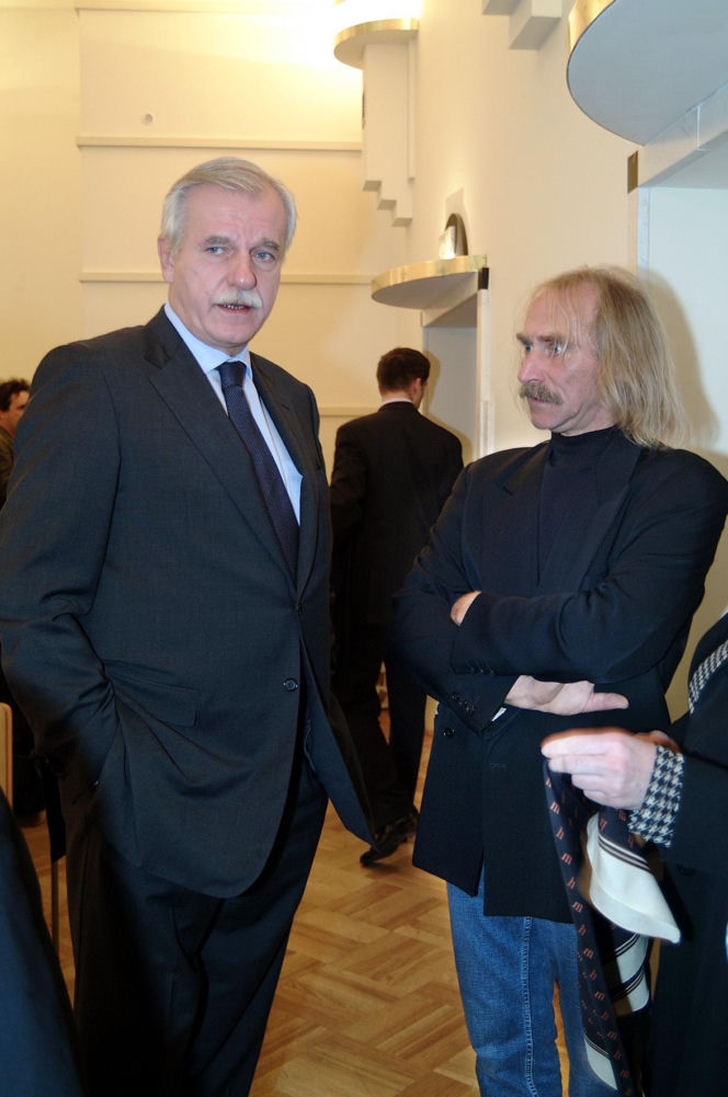 Mało kto wie, że Andrzej Olechowski prezenterem muzycznym i był DJ-em. Wspomniała go gwiazd TVP