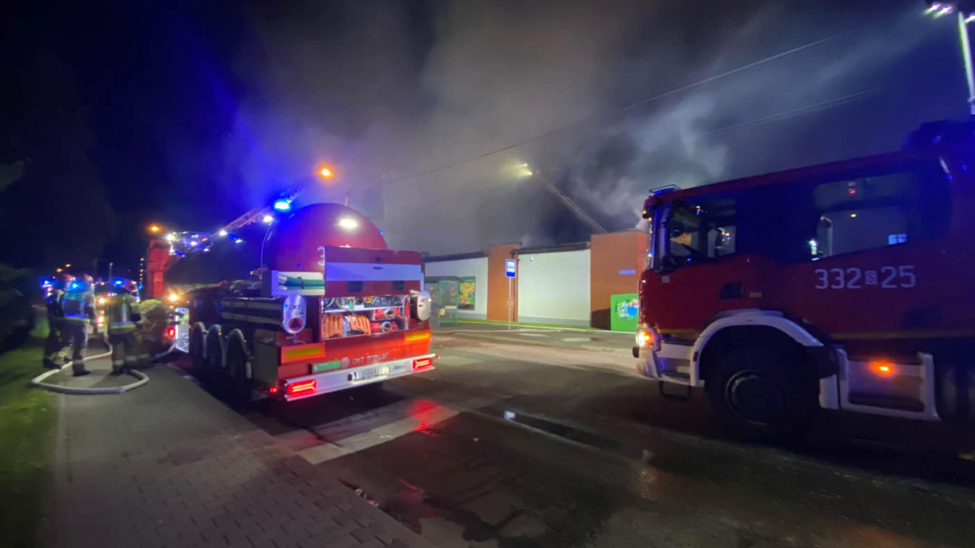 Potężny pożar Biedronki! Cały dach sklepu objęty ogniem, na miejscu ponad 80 ratowników