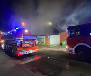 Potężny pożar Biedronki! Cały dach sklepu objęty ogniem, na miejscu ponad 80 ratowników