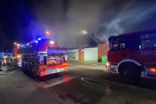 Potężny pożar Biedronki! Cały dach sklepu objęty ogniem, na miejscu ponad 80 ratowników