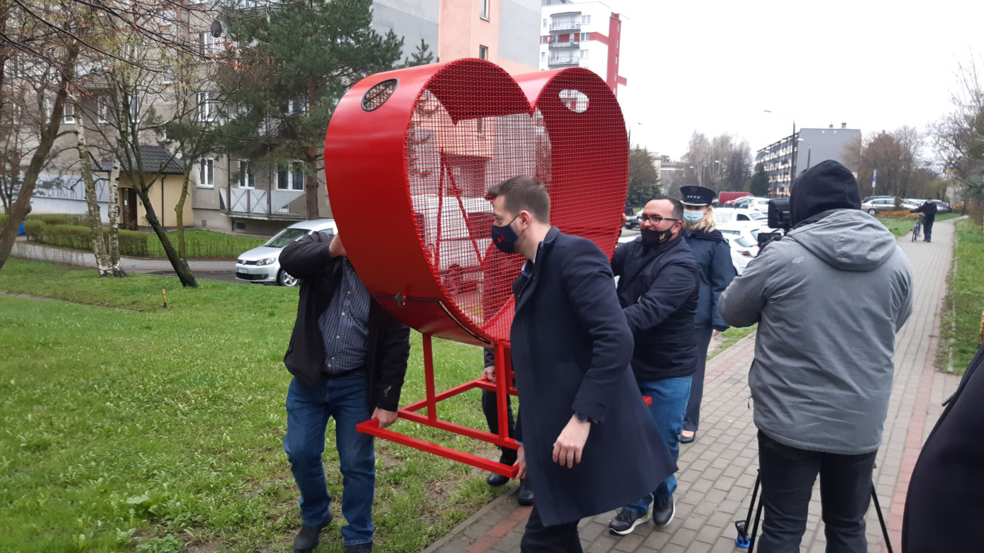 Więźniowie stworzyli ogromne metalowe serce na nakrętki. Zobacz zdjęcia!