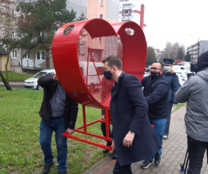 Więźniowie stworzyli ogromne metalowe serce na nakrętki. Zobacz zdjęcia!