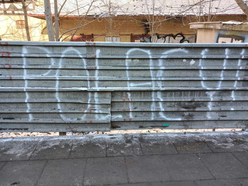 Graffiti z błędem ortograficznym