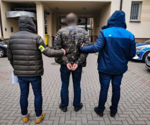 Seryjny włamywacz z Wasilkowa schował się przed policją pod łóżkiem [ZDJĘCIA, WIDEO]