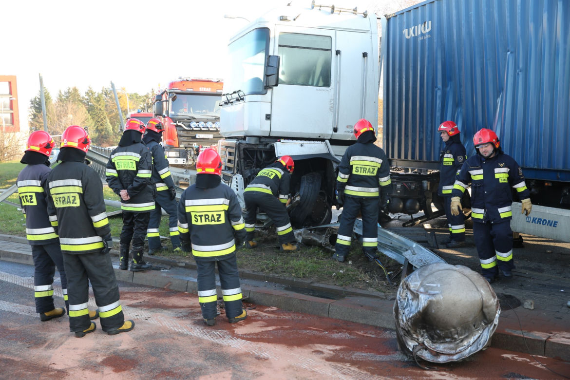 Wypadek TIRA na trasie Siekierkowskiej