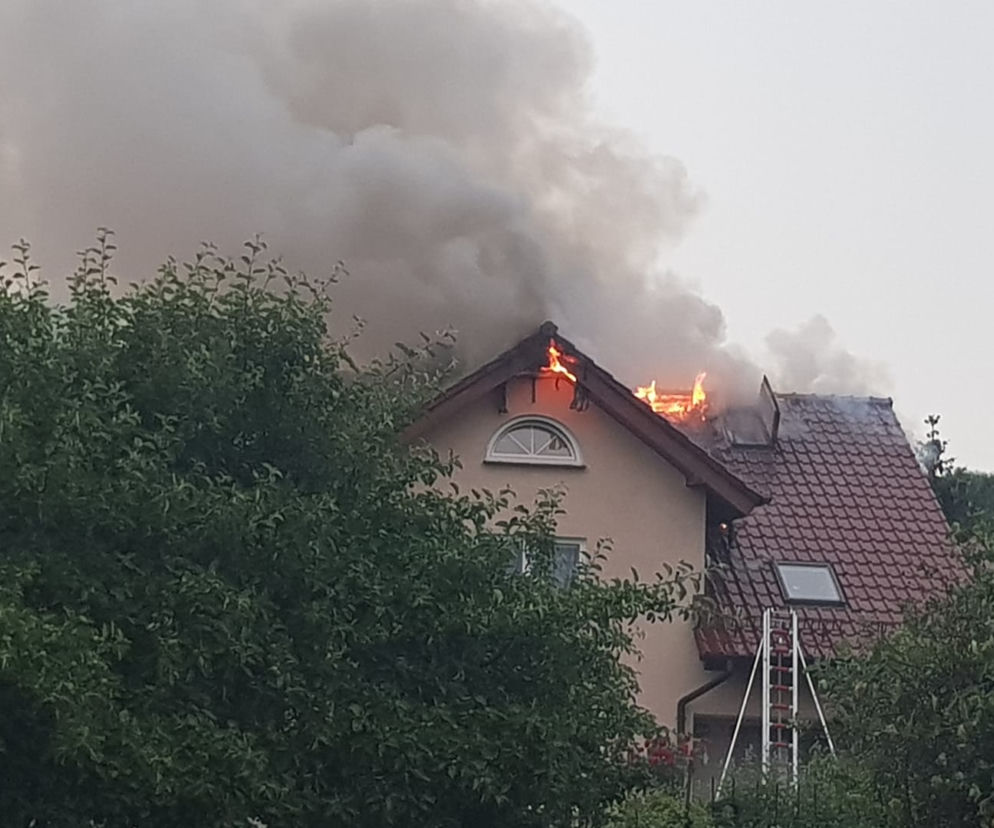 Tragiczne skutki burzy w Bydgoszczy. Piorun uderzył w dom i wywołał pożar! [ZDJĘCIA]