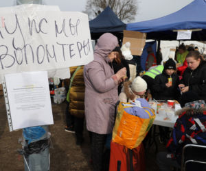 Miasteczko pomocy dla uchodźców z Ukrainy na parkingu w Przemyślu