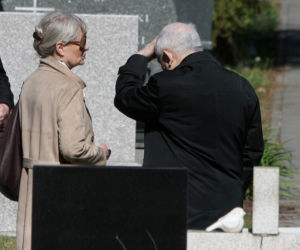 Jarosław Kaczyński na cmentarzu nie był sam. Pewna kobieta nie odstępowała go na krok