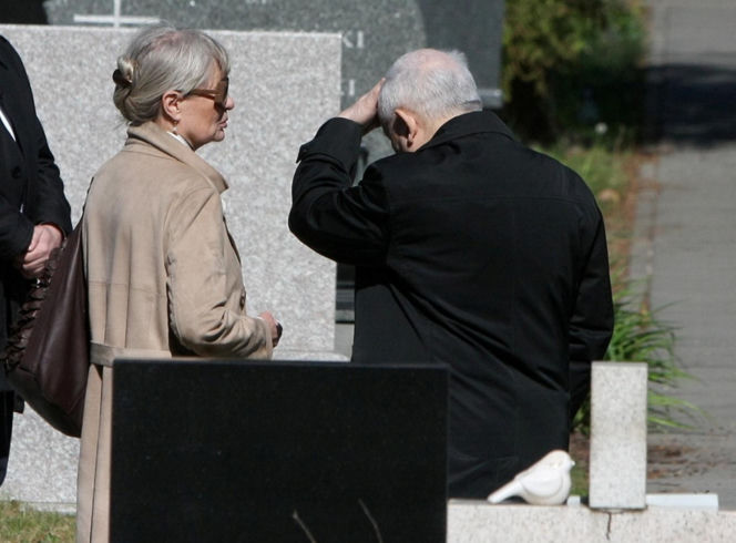 Jarosław Kaczyński na cmentarzu nie był sam. Pewna kobieta nie odstępowała go na krok