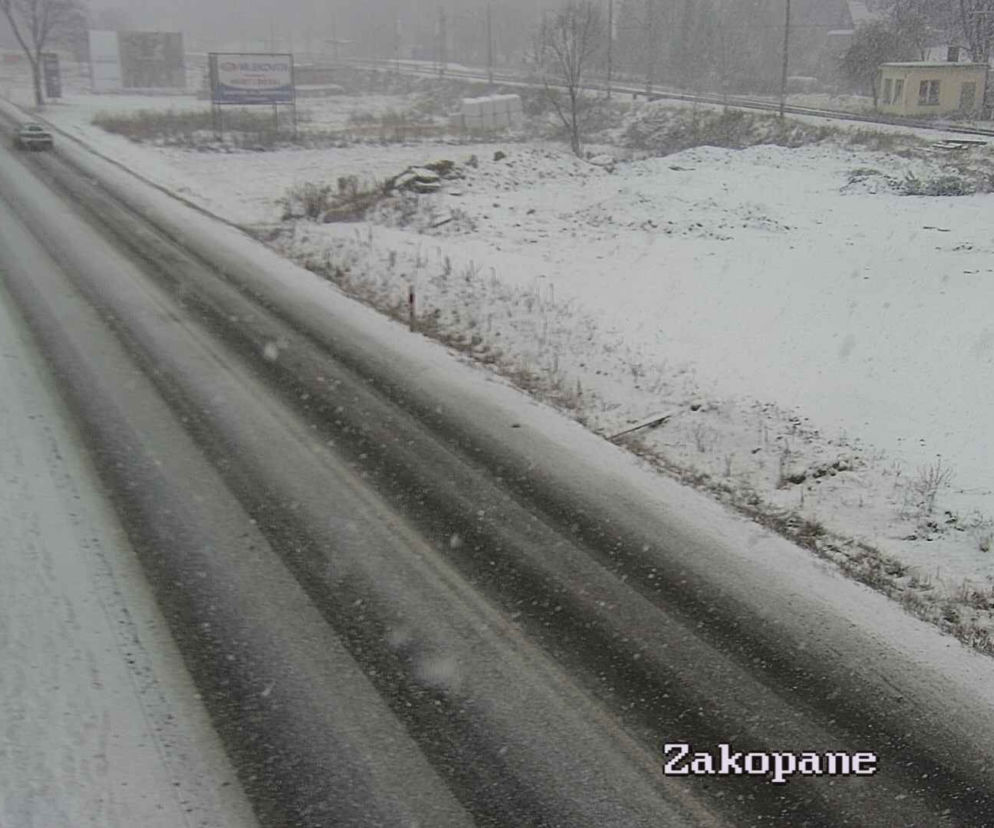 Śnieżyce w Małopolsce. Drogi są białe i śliskie