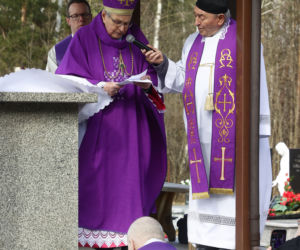 Wizyta na cmentarzu i łzy na mszy świętej. Ewa Krawczyk w pierwszą rocznicę śmierci męża