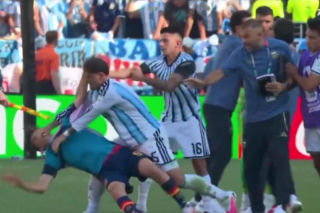Awantura po finale Hiszpania - Argentyna. Piłkarze rzucili się na siebie na boisku!