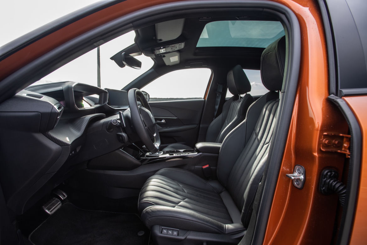 Peugeot 2008 GT Line vs Renault Captur Intens