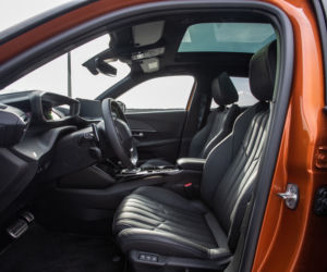 Peugeot 2008 GT Line vs Renault Captur Intens