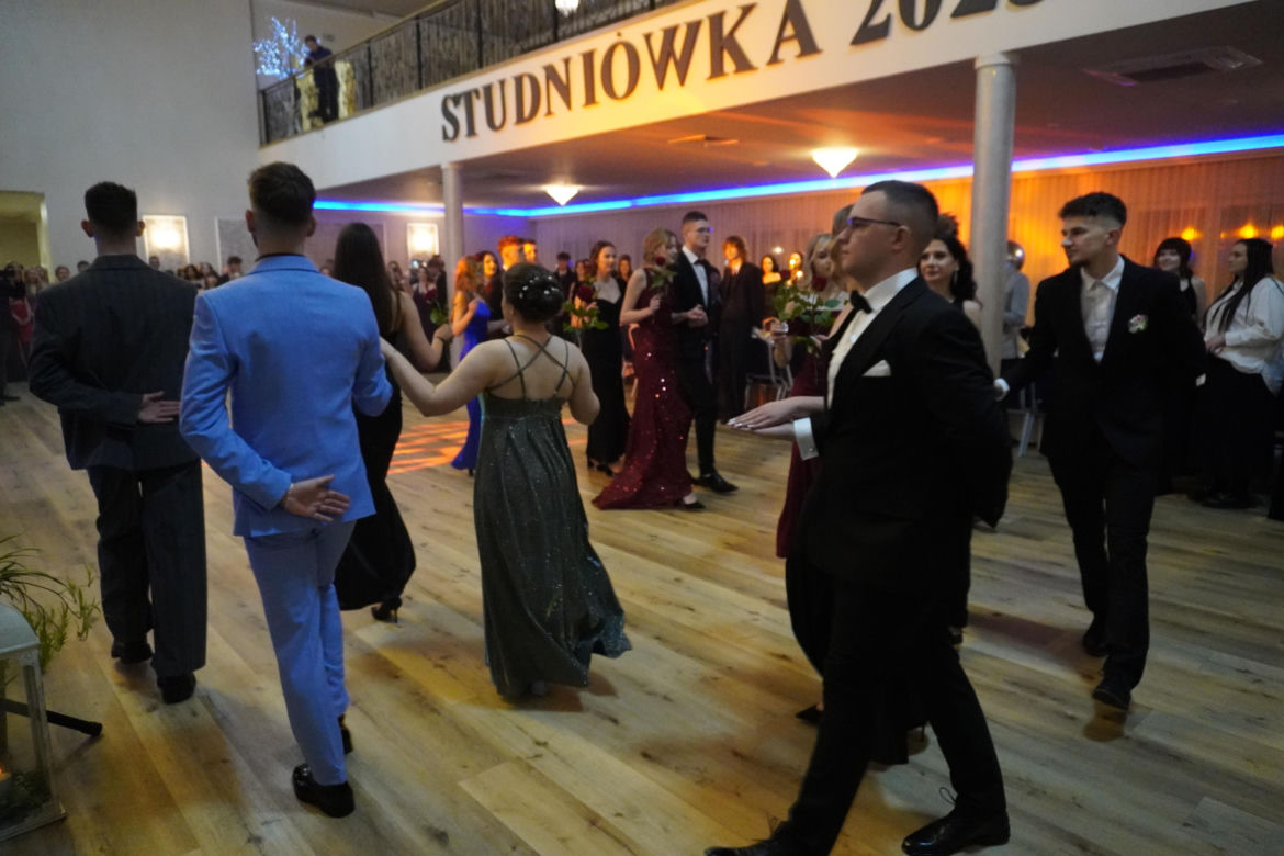 Dwa polonezy na studniówce bydgoskiej Handlówki. W jednym pomogli nauczyciele