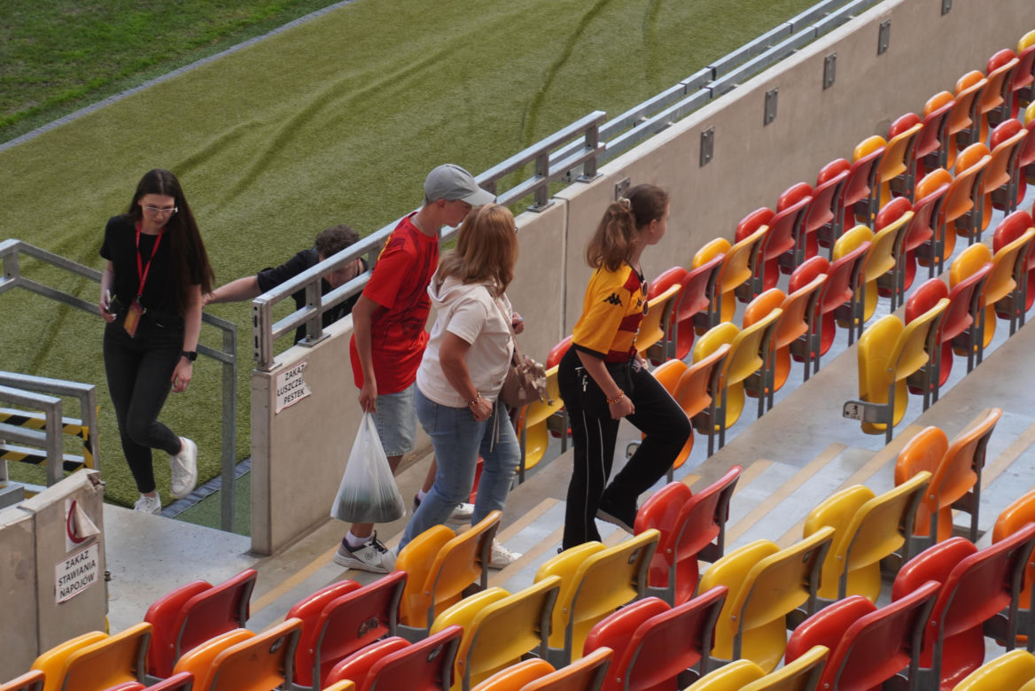 Pożegnianie Murawy na Chorten Arenie. Jagiellonia Białystok rozdaje boisko swoim kibicom