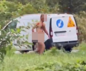 Nagi mężczyzna z maczetą biegał po ulicy! Policjanci użyli paralizatora