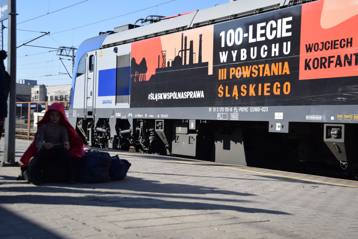 Wojna odbiera im dzieciństwo. Tłumy maluchów wyrwanych z dziecięcego świata na dworcu w Przemyślu [GALERIA]