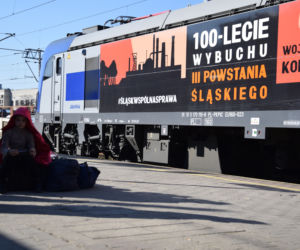 Wojna odbiera im dzieciństwo. Tłumy maluchów wyrwanych z dziecięcego świata na dworcu w Przemyślu [GALERIA]