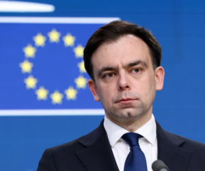 Co dalej z obniżkami cen paliw? Minister Domański mówi jasno
