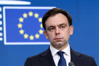 Co dalej z obniżkami cen paliw? Minister Domański mówi jasno