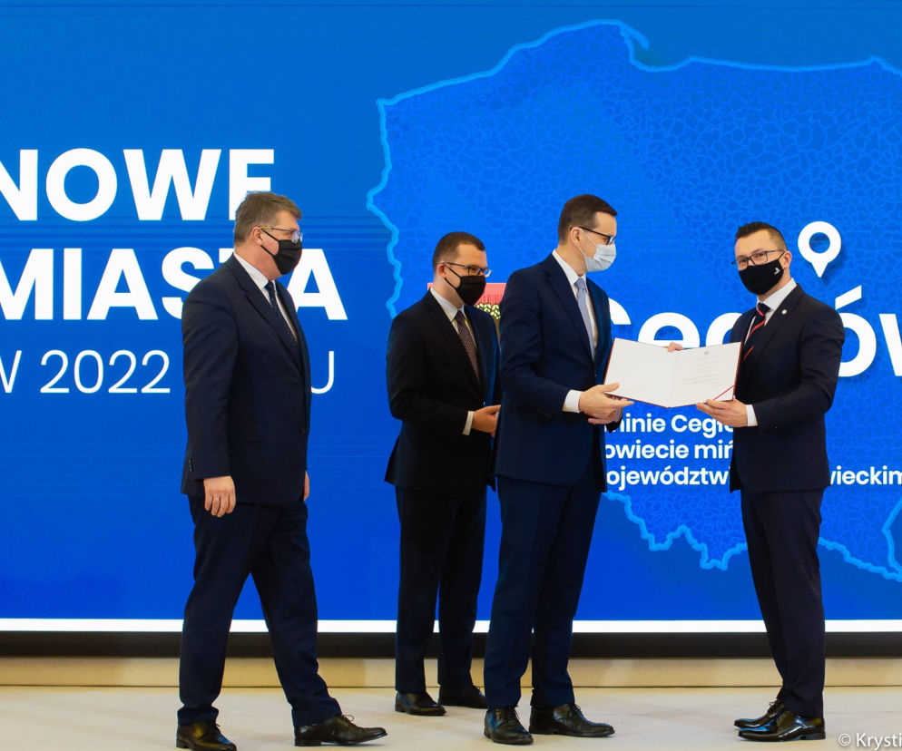 Premier Mateusz Morawiecki wręcza akty nadania praw miejskich