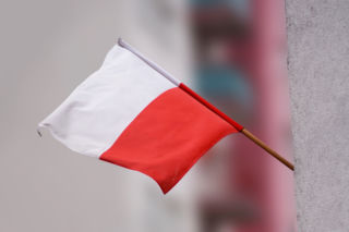 Co zrobić ze zniszczoną flagą Polski? Pod żadnym pozorem nie wrzucaj jej do kosza!